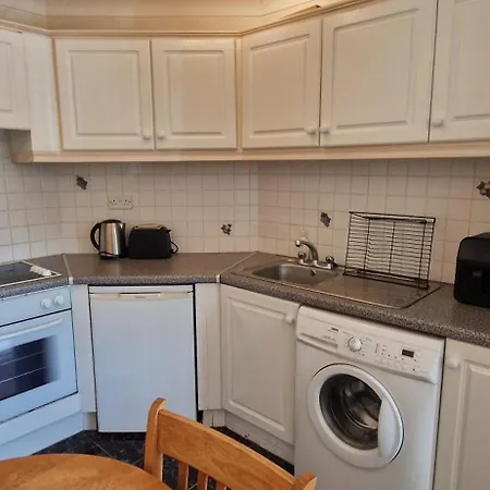 Tidy Spacious & Quiet 2bd On Edge Of Apartamento Cork