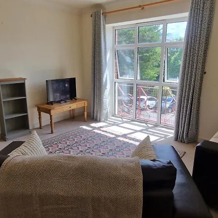 Tidy Spacious & Quiet 2bd On Edge Of Cork